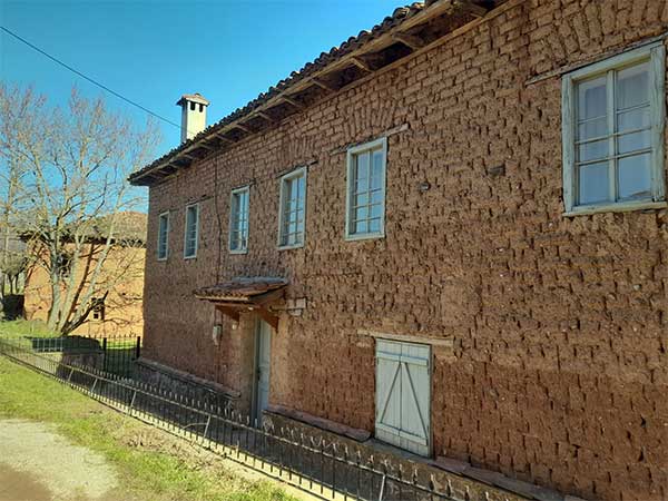 Τα φημισμένα πλινθόχτιστα χωριά των Κορεστείων στην Καστοριά