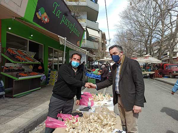 Ο Γιώργος Κασαπίδης στην λαϊκή αγορά της Κοζάνης