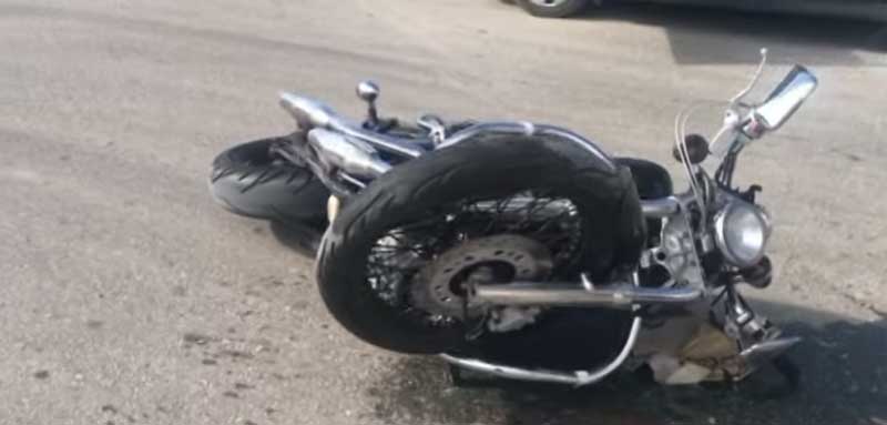 Σύγκρουση αυτοκινήτου με μηχανή στον Κασλά