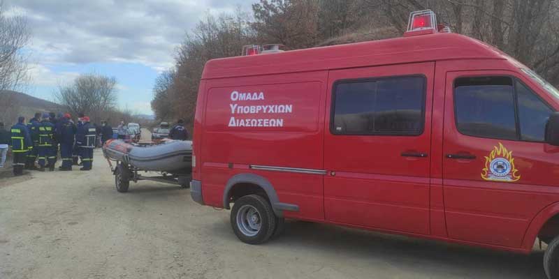 Έφτασε η μονάδα υποβρύχιων διασώσεων για τον εντοπισμό του 42χρονου στη λίμνη Περδίκκα