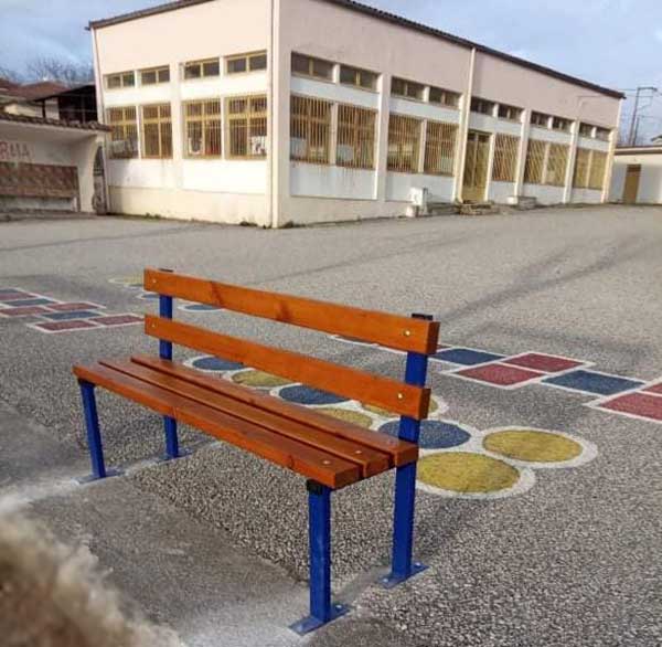 Παγκάκια τοποθετήθηκαν στο δημοτικό σχολείο Άνω Κώμης