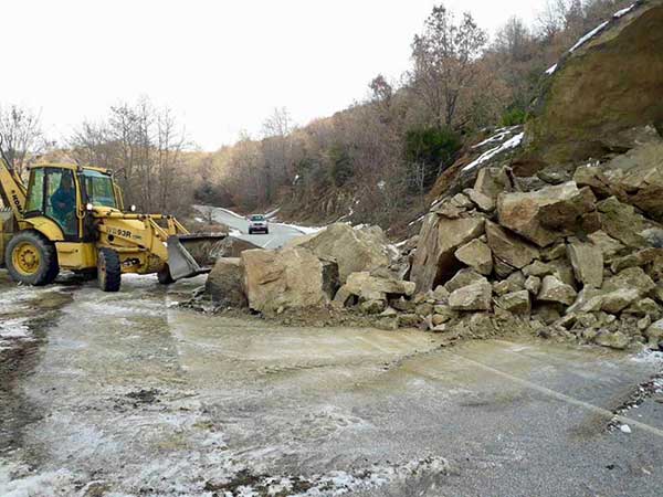 Αποκατάσταση της ζημιάς της κατολίσθησης στο δρόμο του Παλαιογρατσάνου