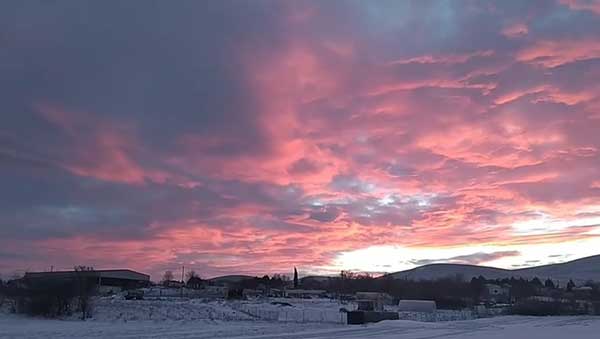 Όμορφο δειλινό με χρώματα και αντιθέσεις στο Μαυροδένδρι