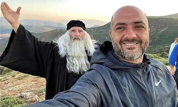 Στάμος Τσάμης σκηνοθέτης της σειράς Άγιος Παΐσιος: Όταν τελειώσαμε τα γυρίσματα σε Καστοριά και Ιωάννινα, οι εν λόγω περιοχές γίνονταν “κόκκινες”, δύσκολη συνθήκη αλλά όχι απροσπέλαστη αφού ο άγιος ήταν δίπλα μας σε όλο το εγχείρημα μας