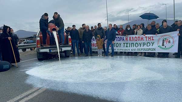 Γάλα, άχυρα και… οργή από παραγωγούς του Τυρνάβου – Έκλεισαν την Ε.Ο. Λάρισας – Κοζάνης (φωτ. & βίντεο)