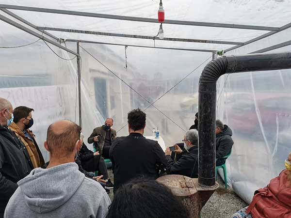 Γ. Βαρουφάκης στο μπλόκο των αγροτών Καστοριάς στο Άργος Ορεστικό: Ήρθαμε εδώ για να στηρίξουμε τον αγώνα που κάνετε