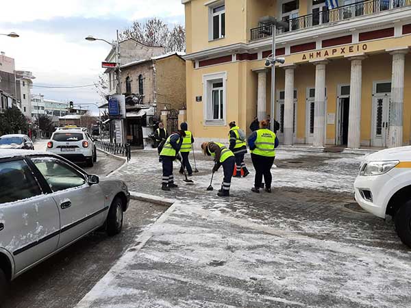 Τα συνεργεία καθαριότητας του δήμου Κοζάνης επί το έργον