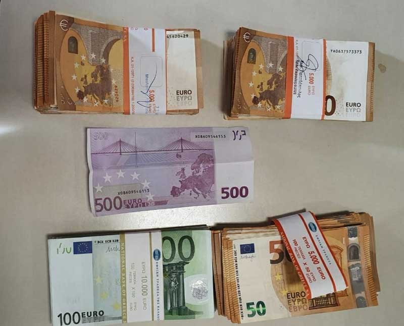 Εξιχνιάσθηκαν από το Τμήμα Ασφάλειας Κοζάνης, συνολικά 14 περιπτώσεις τηλεφωνικής απάτης σε βάρος κυρίως ηλικιωμένων ατόμων, για τις οποίες συνελήφθη επ’ αυτοφώρω 49χρονη αλλοδαπή στην πόλη της Κοζάνης