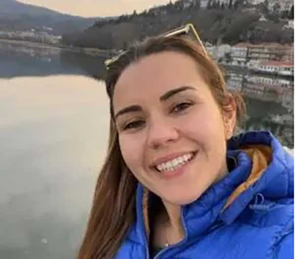 Καστοριά: Η Ελληνοαμερικανίδα influencer και παρουσιάστρια Evi Siskos κάνει βόλτα με το καραβάκι (Βίντεο)