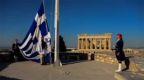 25η Μαρτίου: Η έπαρση της ελληνικής σημαίας στον Ιερό Βράχο της Ακρόπολης
