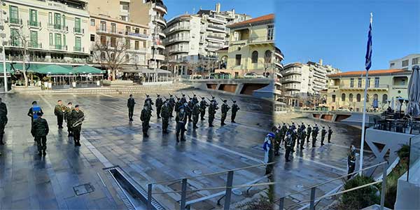 Η έπαρση της σημαίας στην κεντρική πλατεία της Κοζάνης με τη συνοδεία της στρατιωτικής μπάντας
