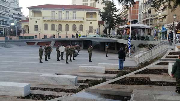 Υποστολή σημαίας στην κεντρική πλατεία Κοζάνης