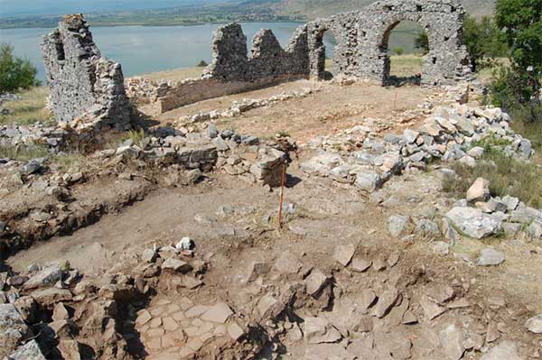 Πιο κοντά στην αποκάλυψη της τρίκλιτης βασιλικής στο Κάλε Αμυνταίου