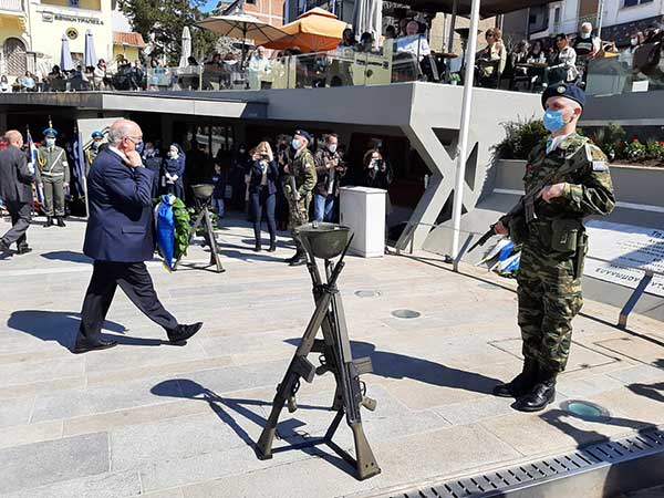 Κατάθεση στεφάνων στη μνήμη των ηρώων