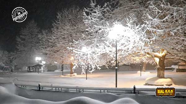 Νυχτερινή βόλτα στην χιονισμένη και ορεινή Κοτύλη Καστοριάς (Βίντεο)
