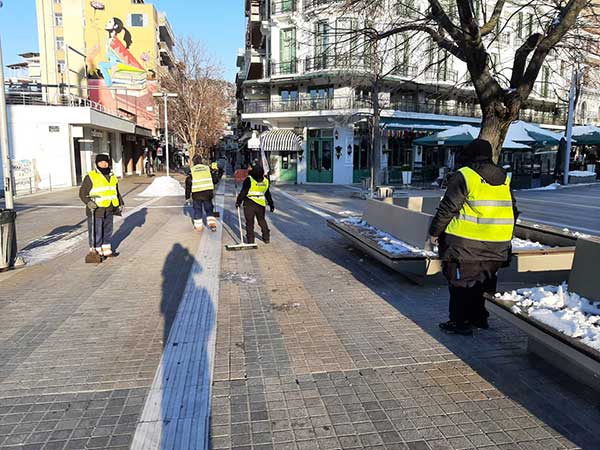 Οι εργαζόμενοι καθαριότητας του δήμου σπάνε τον πάγο