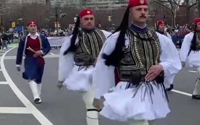 Ο Κοζανίτης εύζωνας Κωνσταντίνος Χατζηγιαννάκης στην παρέλαση της Φιλαδέλφειας των ΗΠΑ