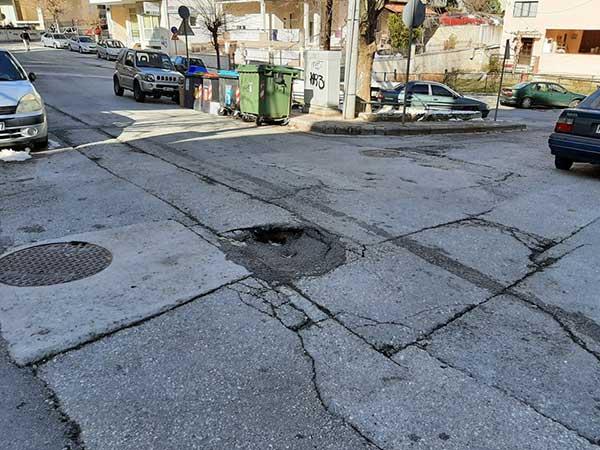 Μια νέα λακκούβα επί της οδού Τσιμισκή μετά τα χιόνια
