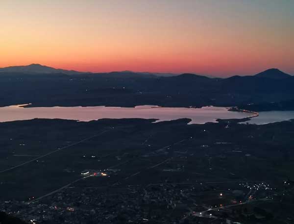 Δειλινό με θέα την λίμνη Πολυφύτου από την Καστανιά Σερβίων (Φωτογραφίες – Βίντεο)