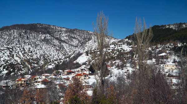 Πάνω από τα δωρικά χιονισμένα Νάματα Βοΐου