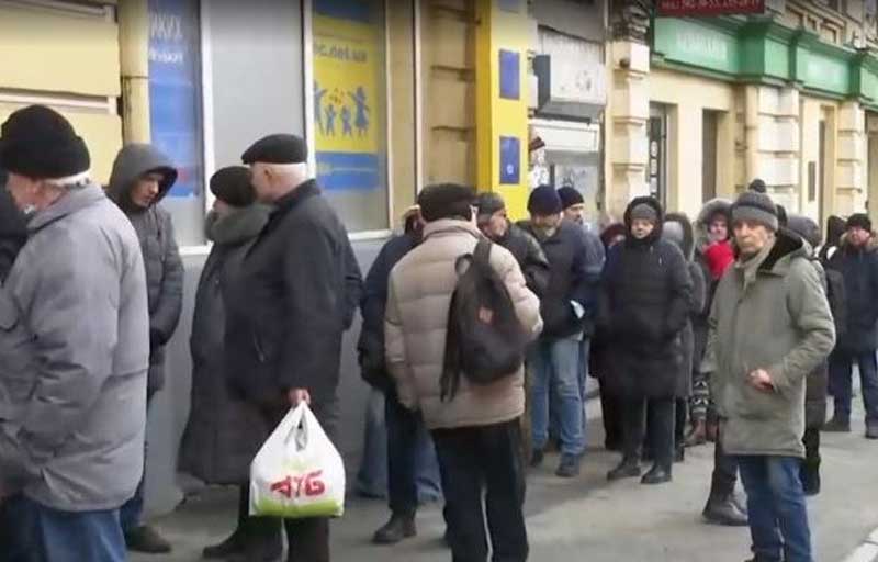 Ουκρανία: Ουρές έξω από κλειστά φαρμακεία – Ψάχνουν χάπια ιωδίου υπό το φόβο διαρροής ραδιενέργειας στη Ζαπορίζια