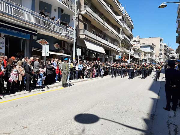 Η Πανδώρα ηγείται της παρέλασης