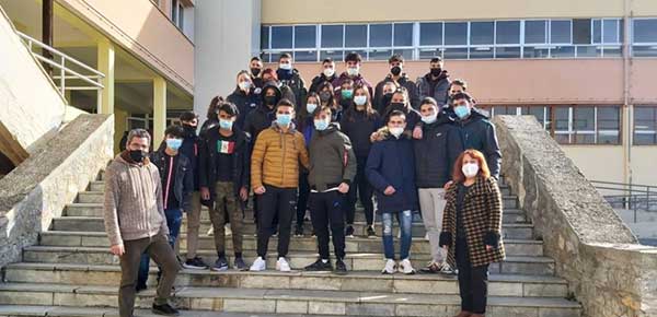 Ένα θέατρο σκιών για παιδιά που έχουν ανάγκη έστησαν μαθητές του ΓΕΛ Σερβίων (Βίντεο)