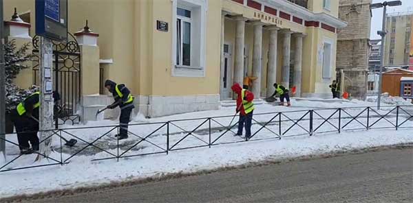 Οι εργαζόμενοι καθαριότητας του δήμου Κοζάνης ανοίγουν διαδρόμους