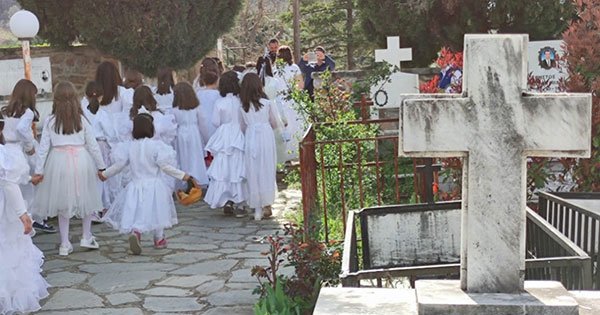 Οι Λαζαρίνες της Κορησού Καστοριάς με νυφικά και τραγούδια στο νεκροταφείο