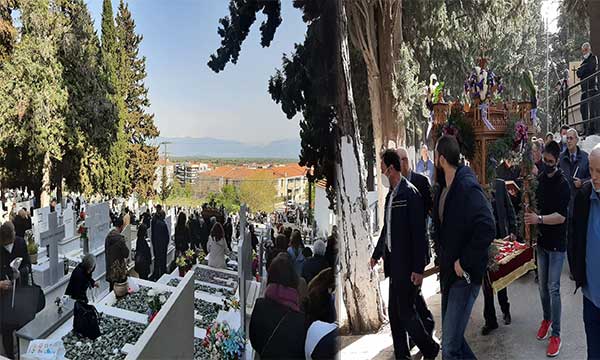 Η περιφορά στα μνήματα του Αγίου Γεωργίου Κοζάνης