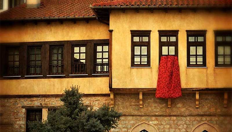 Τα κόκκινα έθιμα της Μεγάλης Πέμπτης στην Καστοριά
