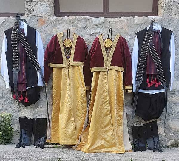 Δωρεά φορεσιών του Γ. Ιακωβίδη στην Εύξεινο Λέσχη Σερβίων