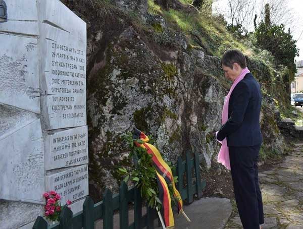 Η Γερμανίδα πρόξενος στο μνημείο του Ολοκαυτώματος στην Καστοριά