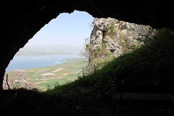 Η κρυφή σπηλιά πάνω από τις Γούλες Σερβίων με θέα την λίμνη Πολυφύτου (Φωτογραφίες)