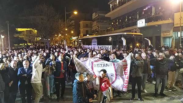 Τρελοί πανηγυρισμοί στην πλατεία της Κοζάνης: Κοζανάρα τρέλανέ μας και στη Β ‘ Εθνική ανέβασέ μας