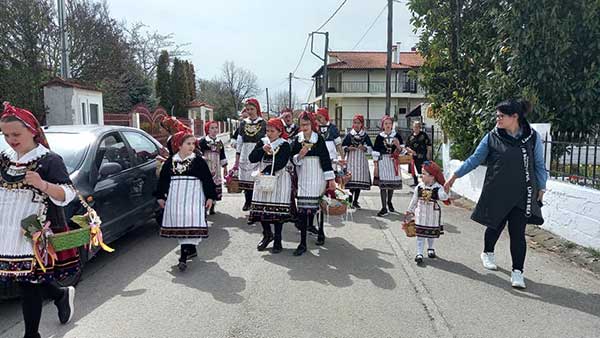 Οι Λαζαρίνες του Κρόκου βγήκαν στις γειτονιές να τραγουδήσουν και να χορέψουν