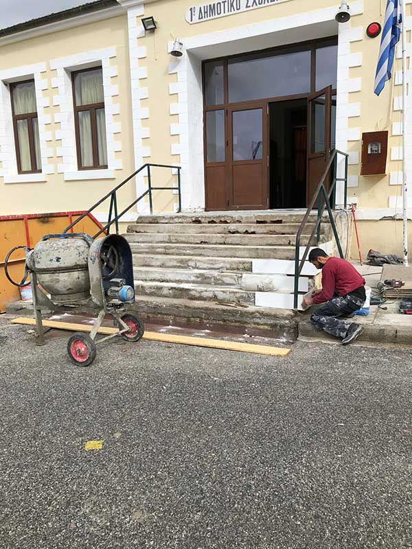 Εργασίες συντήρησης και επισκευής της σκάλας του 1ου Δημοτικού Κρόκου