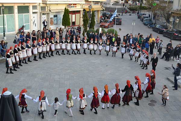 Τον ερχομό της Ανάστασης τραγούδησαν οι Λαζαρίνες του Κρόκου