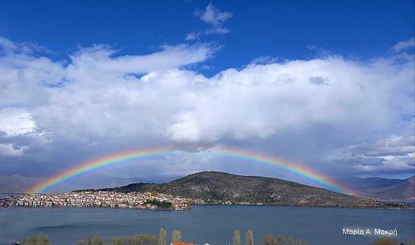 Το ουράνιο τόξο μετά τη βροχή σκέπασε την πόλη της Καστοριάς