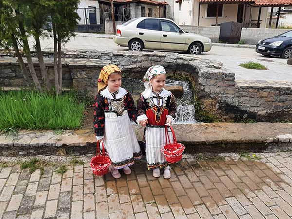 Δύο μικρές Λαζαρίνες της Λευκοπηγής