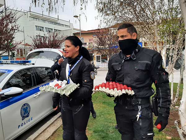 Πασχαλινά αυγά και φυλλάδια μοίρασε η Τροχαία στους οδηγούς της Κοζάνης