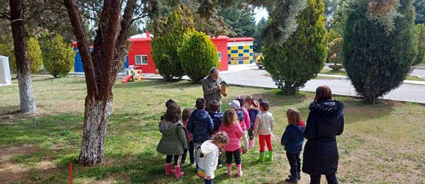 Γιώργος Κωστικίδης: Φτιάχνει φωλιές για να υποδεχθεί τα αποδημητικά πουλιά στην Πτολεμαΐδα