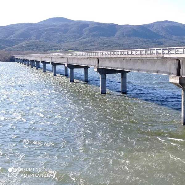Πλημμύρισε το πλατανόδασος Ρυμνίου το νερό κοντεύει να αγγίξει τη γέφυρα