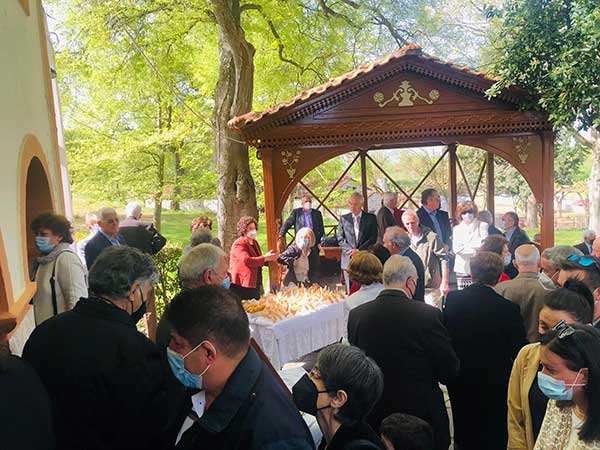 Τιμώντας τη Δευτέρα του Πάσχα στο εξωκλήσι των Αγίων Αναργύρων στο Βελβεντό