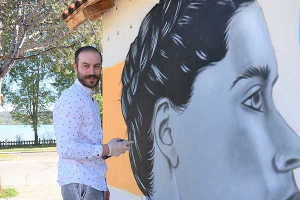 Ένα γκράφιτι επηρεασμένο από στοιχεία της πόλης φιλοτέχνησε στην Καστοριά ο graffiti artist Πάνος Ζήζος