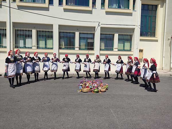 Οι Λαζαρίνες του Κρόκου τραγούδησαν και χόρεψαν στο Γυμνάσιο του χωριού