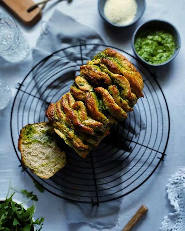The 3 Cooks: Brioche γεμιστό με σάλτσα πέστο