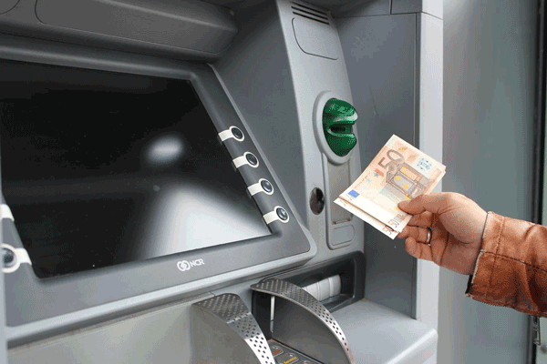 Από τη Δευτέρα 11 Αυγούστου δωρεάν αναλήψεις από τα ΑΤΜ των ελληνικών τραπεζών – Θέσπιση εθνικού πλαφόν για τρίτους παρόχους