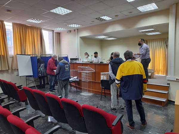 Στις κάλπες τα μέλη του ΠΑΣΟΚ-ΚΙΝΑΛ για το νέο όνομα και τις οργανώσεις