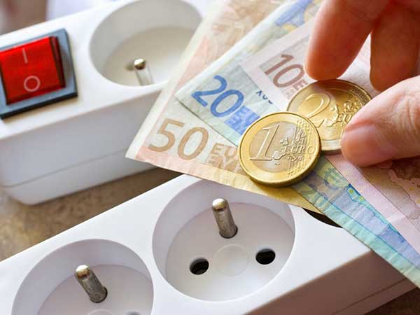 Φουσκωμένοι λογαριασμοί: Ποιες είναι οι «ύπουλες» συσκευές που καίνε ρεύμα χωρίς να το καταλάβουμε – Τι πρέπει να κάνουμε